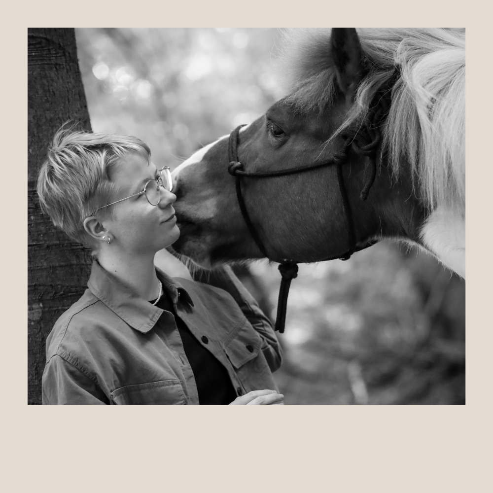 EIn schwarz weißes Bild von einer Frau mit Pferd in einem Polaroid-Rahmen